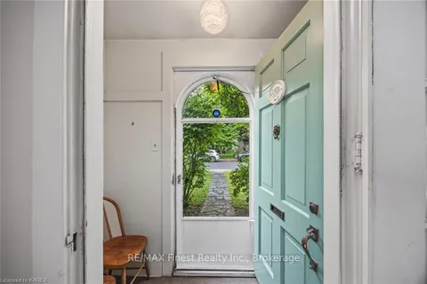 25 HELEN St, Kingston, ON K7L 4N8