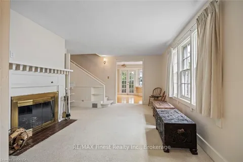 25 HELEN St, Kingston, ON K7L 4N8