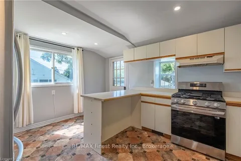 254 NORTH St, Gananoque, ON K7G 1M1