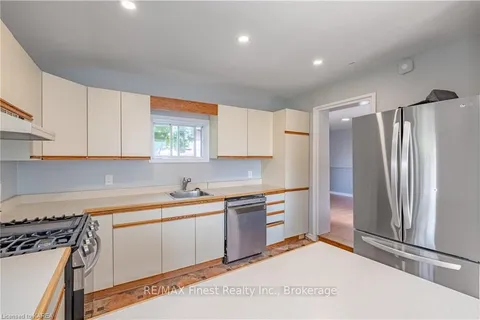 254 NORTH St, Gananoque, ON K7G 1M1