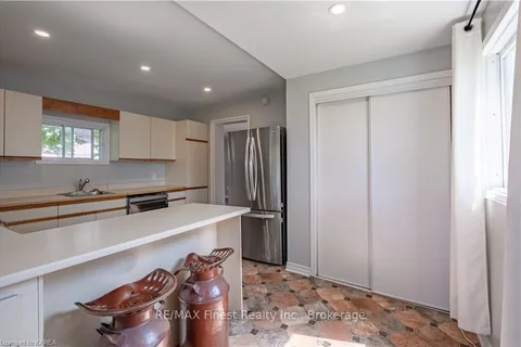 254 NORTH St, Gananoque, ON K7G 1M1