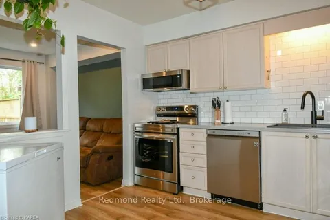 542 GARDEN St, Gananoque, ON K7G 3K2