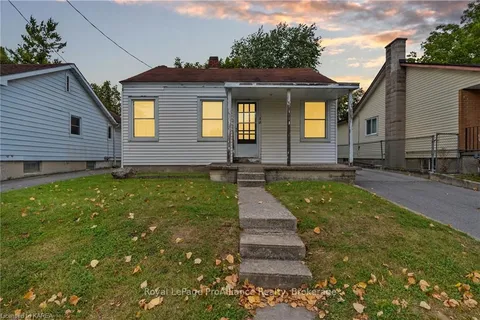 50 CARLETON St, Kingston, ON K7K 4E8