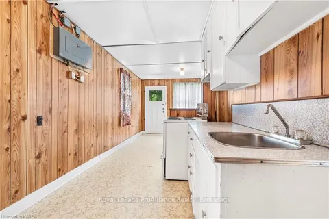 50 CARLETON St, Kingston, ON K7K 4E8