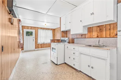 50 CARLETON St, Kingston, ON K7K 4E8