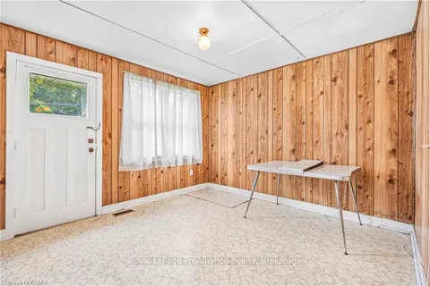 50 CARLETON St, Kingston, ON K7K 4E8