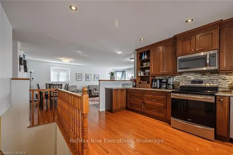 950 LOMBARDY St, Kingston, ON K7M 9C2