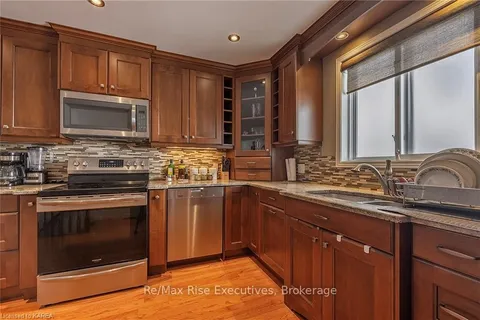 950 LOMBARDY St, Kingston, ON K7M 9C2