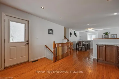 950 LOMBARDY St, Kingston, ON K7M 9C2