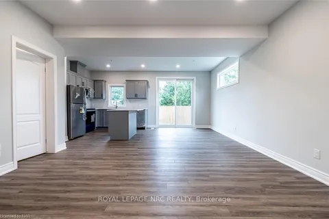 121A MOFFATT St, St. Catharines, ON L2P 0E8