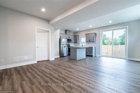 121A MOFFATT St, St. Catharines, ON L2P 0E8