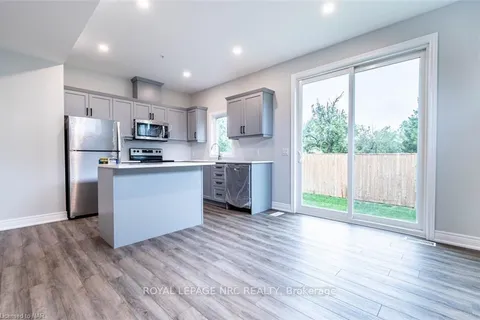 121A MOFFATT St, St. Catharines, ON L2P 0E8