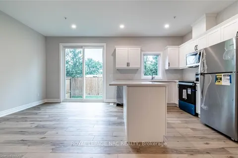 121A MOFFATT St, St. Catharines, ON L2P 0E8