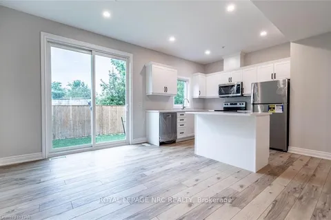 121A MOFFATT St, St. Catharines, ON L2P 0E8