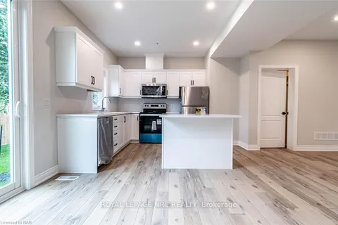 121A MOFFATT St, St. Catharines, ON L2P 0E8