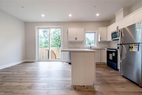 121A MOFFATT St, St. Catharines, ON L2P 0G4