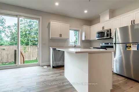 121A MOFFATT St, St. Catharines, ON L2P 0G4