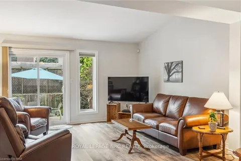 12 FLYNN Crt, St. Catharines, ON L2S 4E1