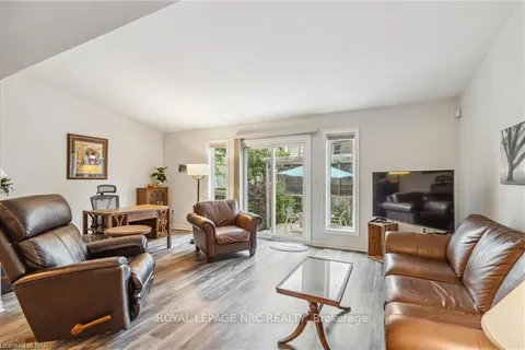 12 FLYNN Crt, St. Catharines, ON L2S 4E1