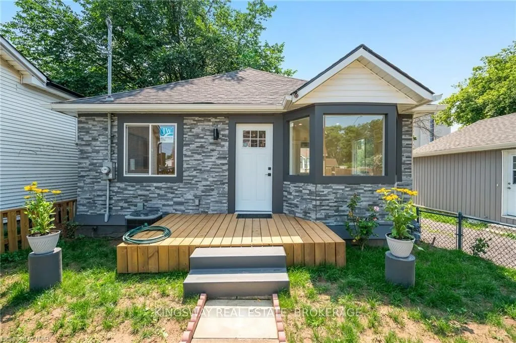 38 DIVISION St, St. Catharines, ON L2R 3G2