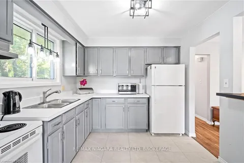 2 ACADIA Cres, St. Catharines, ON L2P 1H8