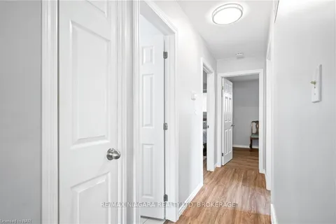 2 ACADIA Cres, St. Catharines, ON L2P 1H8