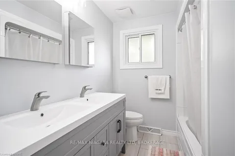 2 ACADIA Cres, St. Catharines, ON L2P 1H8