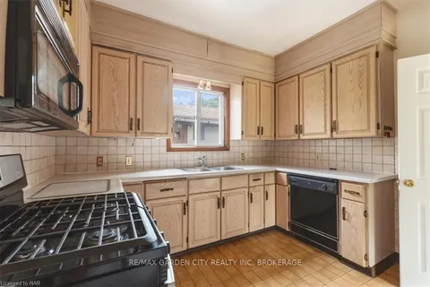 202 NIAGARA St, Welland, ON L3C 1J7