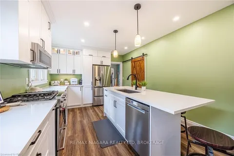 7967 BOOTH St, Niagara Falls, ON L2H 1E7