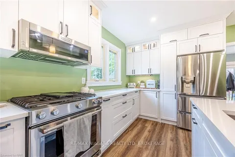 7967 BOOTH St, Niagara Falls, ON L2H 1E7