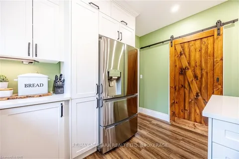 7967 BOOTH St, Niagara Falls, ON L2H 1E7