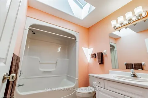 7724 CORTINA Cres, Niagara Falls, ON L2H 3B4