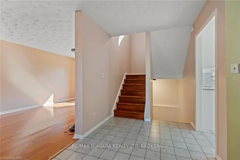 6870 BUCKINGHAM Dr, Niagara Falls, ON L2H 2R9