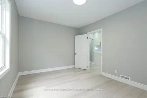 5266 STUART Ave, Niagara Falls, ON L2E 4M8