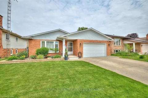 7 HUNTINGTON Lane, St. Catharines, ON L2S 3J5
