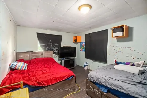 10675 NIAGARA Pkwy, Niagara Falls, ON L2E 6S6