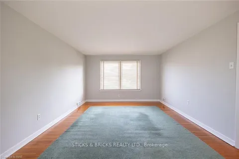 7967 SARAH St, Niagara Falls, ON L2G 6T7