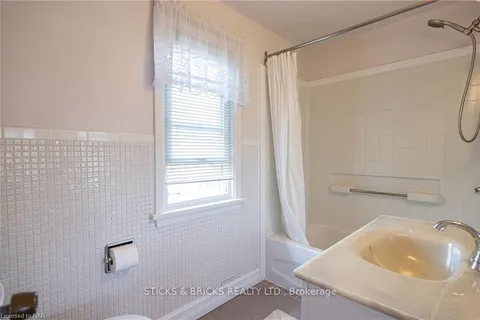 7967 SARAH St, Niagara Falls, ON L2G 6T7