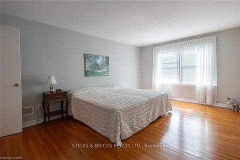 7967 SARAH St, Niagara Falls, ON L2G 6T7