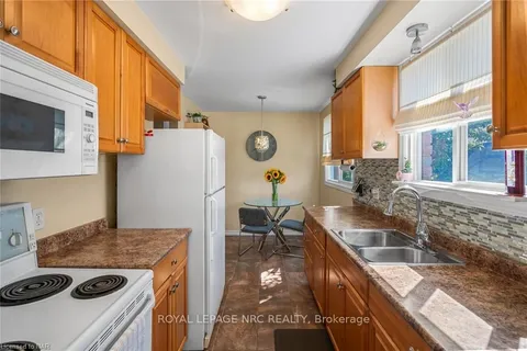 8 MCNICHOLL Circ, St. Catharines, ON L2N 7C5