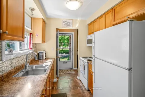 8 MCNICHOLL Circ, St. Catharines, ON L2N 7C5