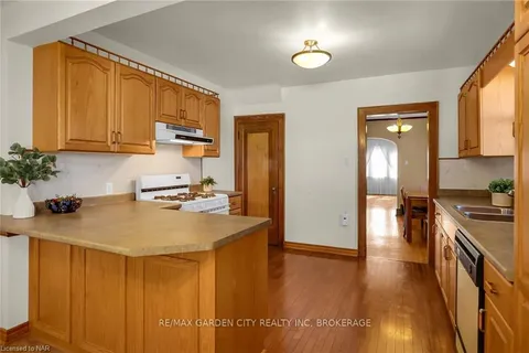 168 THOROLD Rd, Welland, ON L3C 3V6