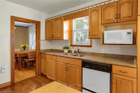 168 THOROLD Rd, Welland, ON L3C 3V6