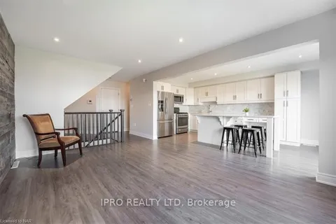 7739 SHAW St, Niagara Falls, ON L2G 0H1