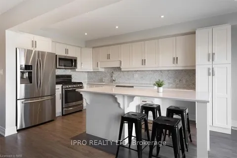 7739 SHAW St, Niagara Falls, ON L2G 0H1