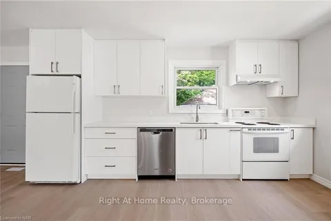 31 DUNBLANE Ave, St. Catharines, ON L2M 3Z8