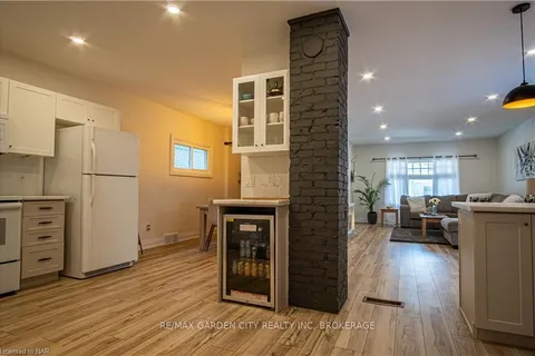 56 CHAPLIN Ave, St. Catharines, ON L2R 2E6