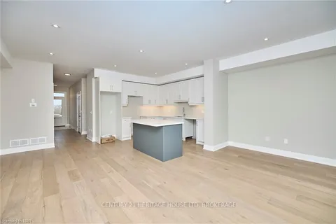 102 ELVIRA Way, Thorold, ON L2V 0B7