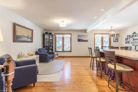 6195 DELTA Dr, Niagara Falls, ON L2H 2H5