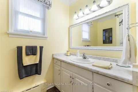 425 BELL St, Port Colborne, ON L3K 1K3